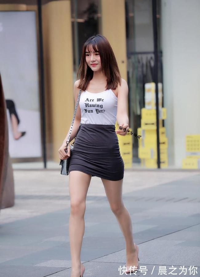 包臀裙 -短裙美女走上街一点不害羞,看来这腿长是真的!