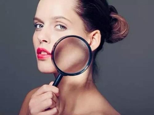 皮肤总爱出油怎么办？教你1招，让油皮拥有清透肌肤，保湿又美白