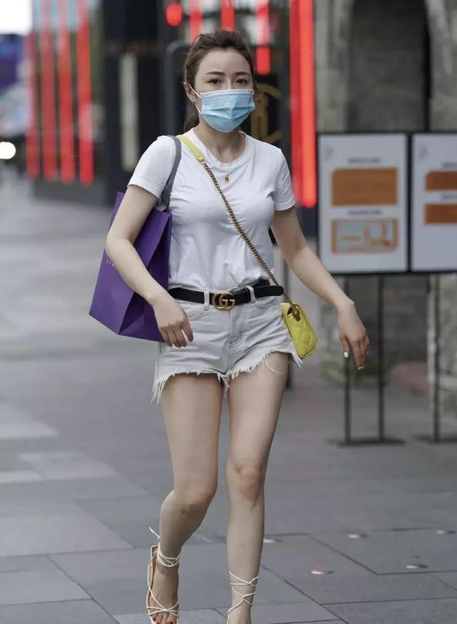 “筷子腿”别犹豫,穿搭就要干净利落,才能让人眼前一亮!