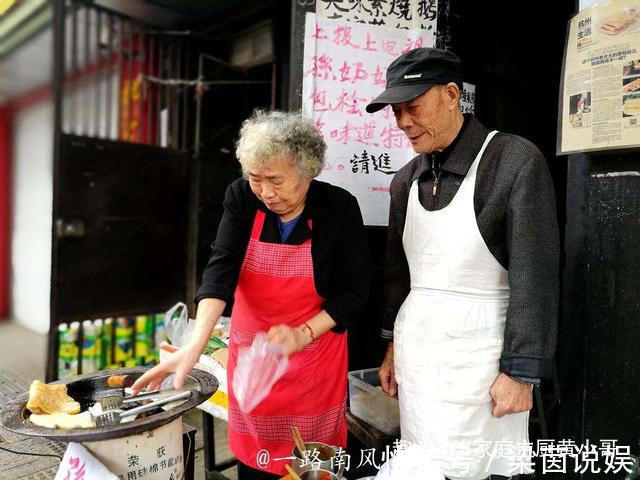 香蕉|70岁奶奶卖炸香蕉，十元一根，一天收入一千多块，生意超红火