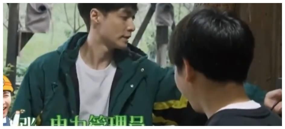 杨紫做客向往的生活,与张艺兴下地干农活,二人眼神很抢戏