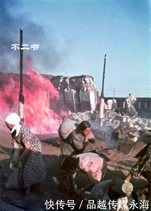 烧毁|二战老照片:一路入侵疯狂的德军、家园被烧毁的苏联平民满面悲伤