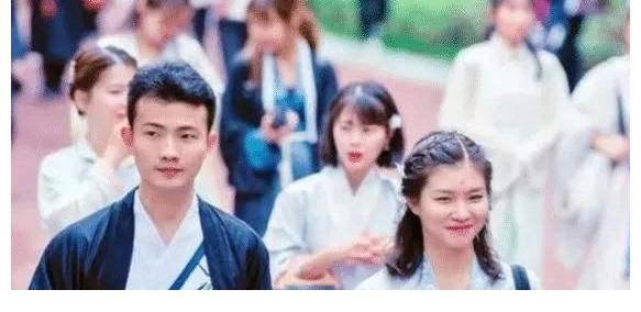 英语老师|各科老师穿“汉服”，学生表示：上课像“穿越”，下课像“梦游”