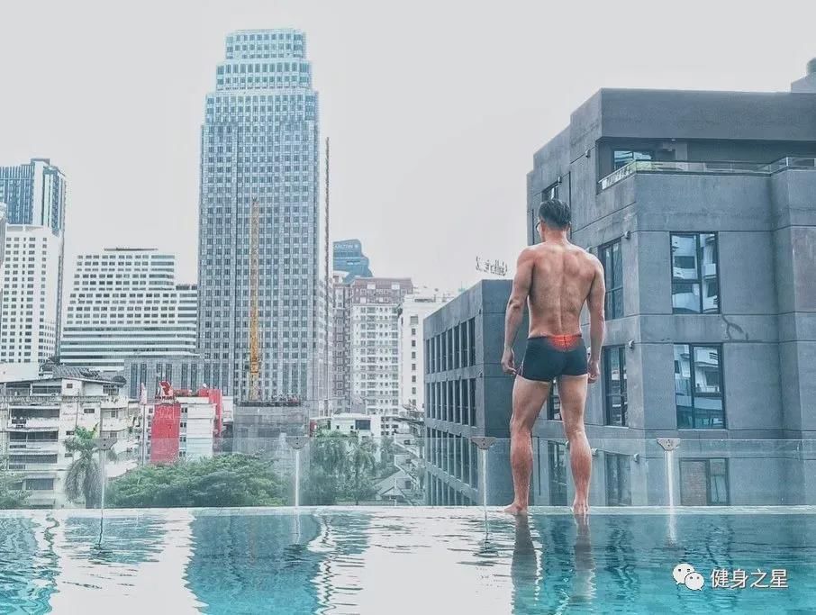 超硬核眼镜|超硬核眼镜小哥秀肌肉，筋肉身材太生猛了！