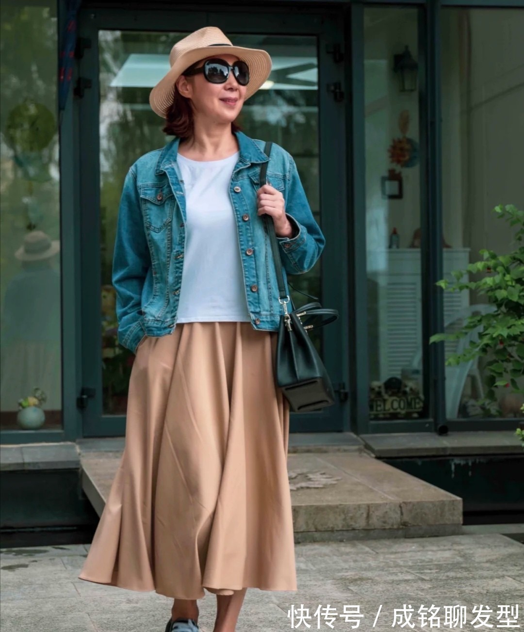 丝巾|爱美不分年纪,65岁的奶奶用穿搭圈粉无数,这才是老人该有的装扮