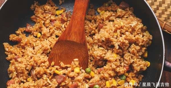 炒饭|做酱油炒饭，米饭不要直接下锅，多做1步，颜色好味道香，不粘锅！