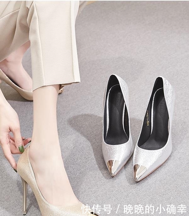 气质|细跟鞋丰富了视觉感,举手投足间极具美感!看起来既精致又美丽