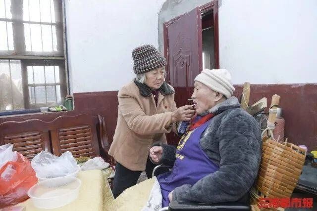 湘潭78岁奶奶在医院走廊做俯卧撑，她说：身体好才能照顾老伴|破防 | 健身操