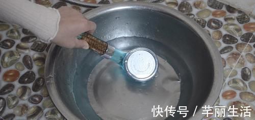 疏通|淋浴喷头堵了不用怕,学会这诀窍,只需一个塑料袋就能轻松解决