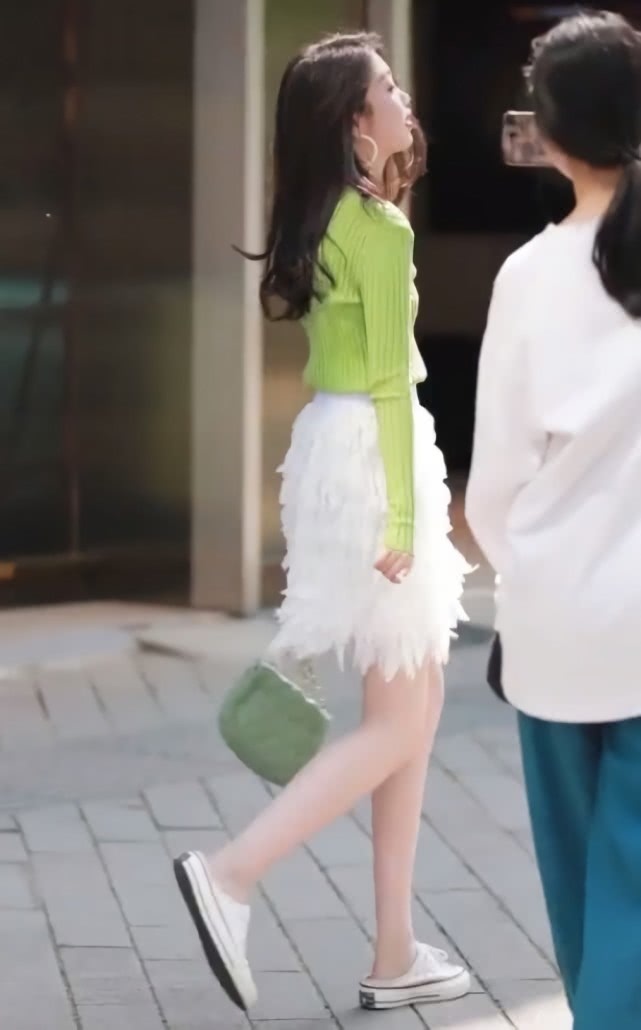 巨潮|如果买到了不合脚的鞋子，不用退货，可以学小姐姐这样穿，巨潮