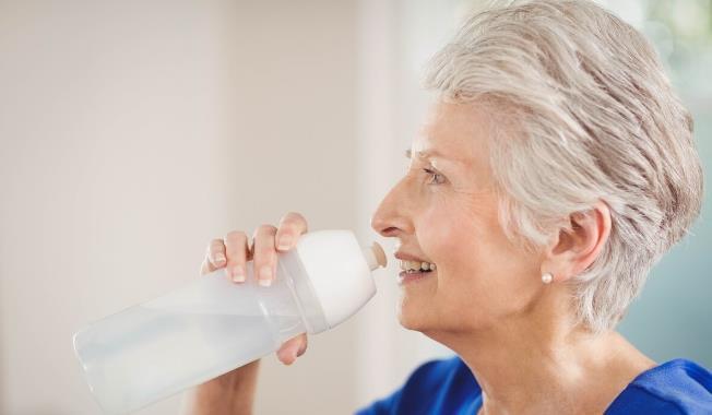 老年人一天在5個時間點勤喝水,身體或受益匪淺,希望你重視