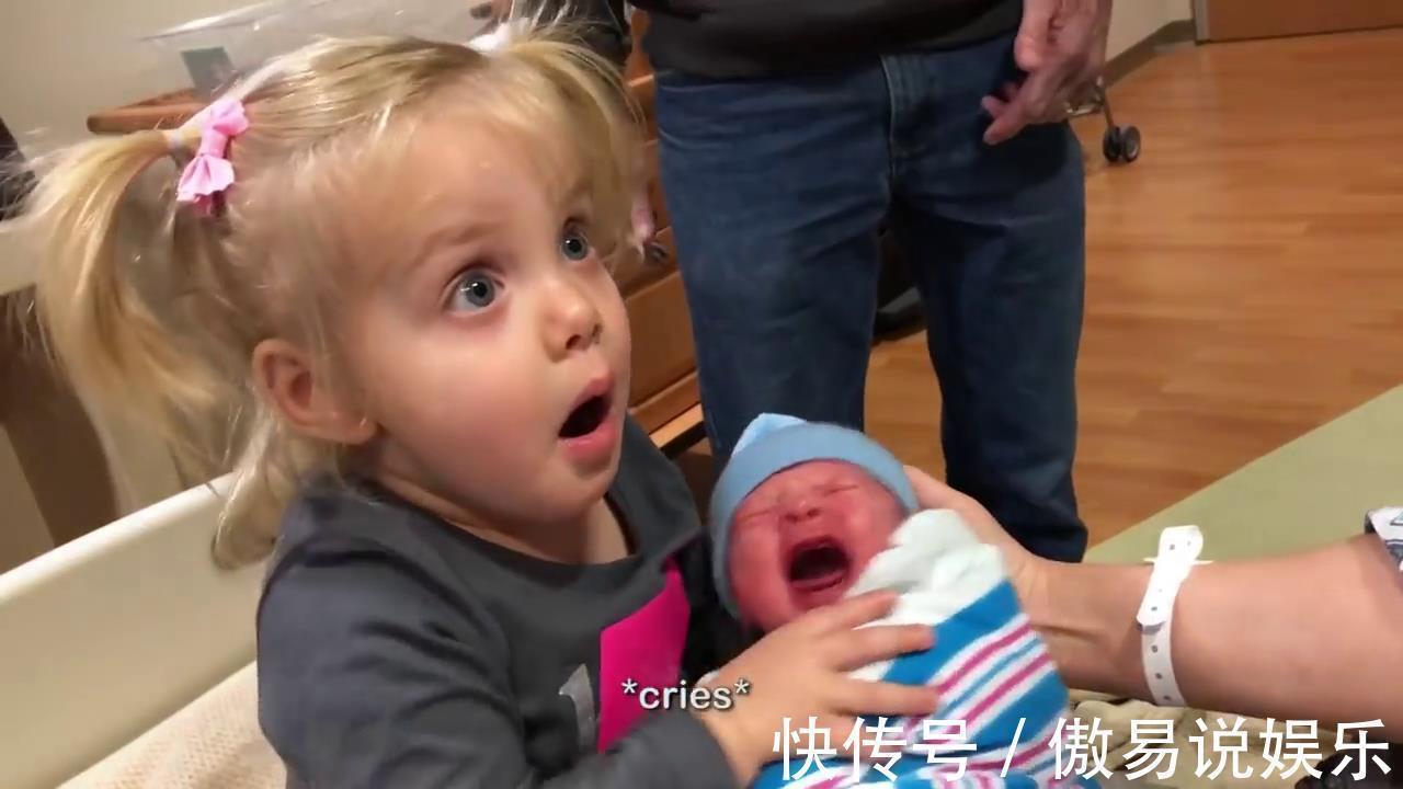 小宝宝|姐姐被妹妹突然的哭声吓到,下意识将妹妹扔掉,还好有惊无险