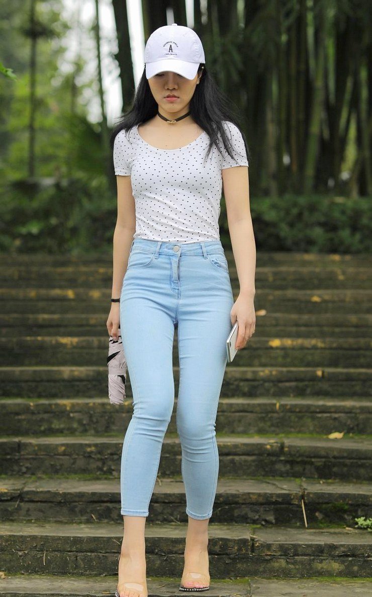 小姐姐修身体恤,展现出优雅时尚的韵味