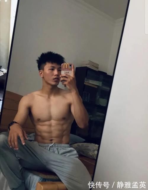 体育生|拥有八块腹肌人鱼线的体育生,网友:不争气的眼泪从嘴角流了下来