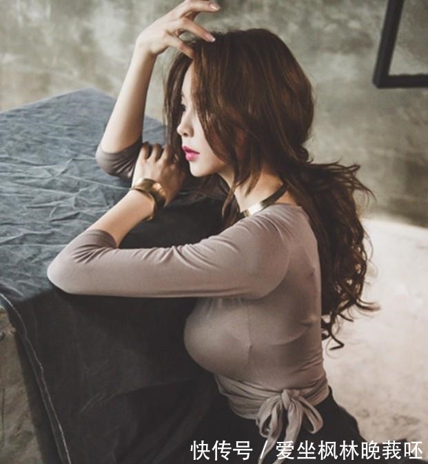 妩媚 V领紧身T桖，搭配包臀裙，妩媚妖娆！