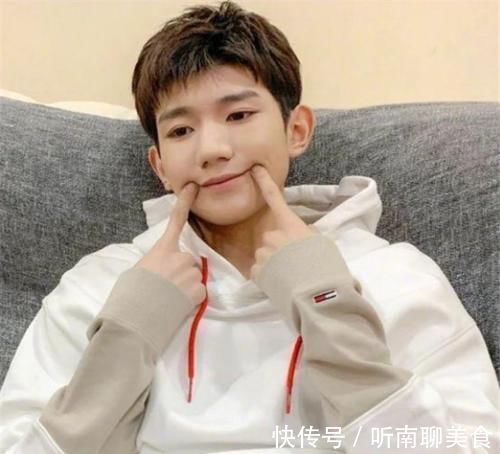 明星的职业假笑，王源、黄明昊还好，看到王一博营业不易，为了生活