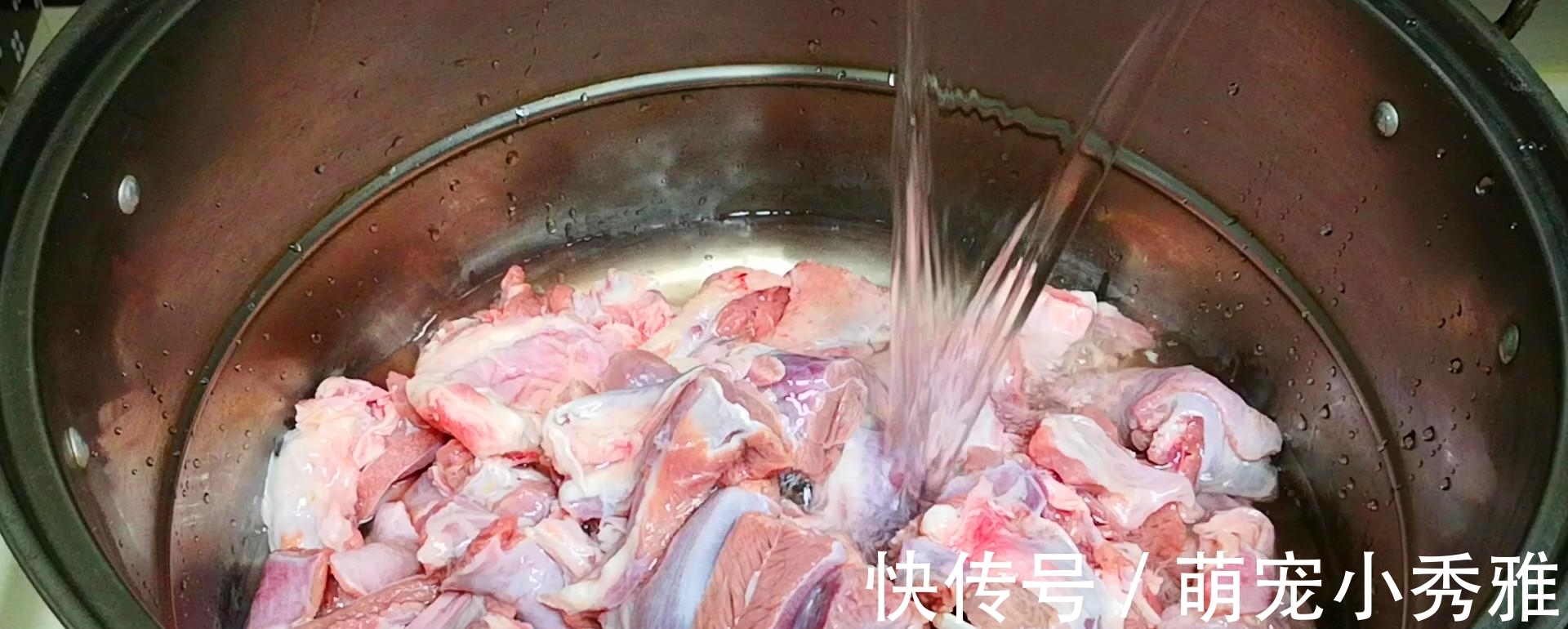 炖羊肉时,记住“一不要二不放”,羊肉不腥不膻也不柴,羊汤鲜美