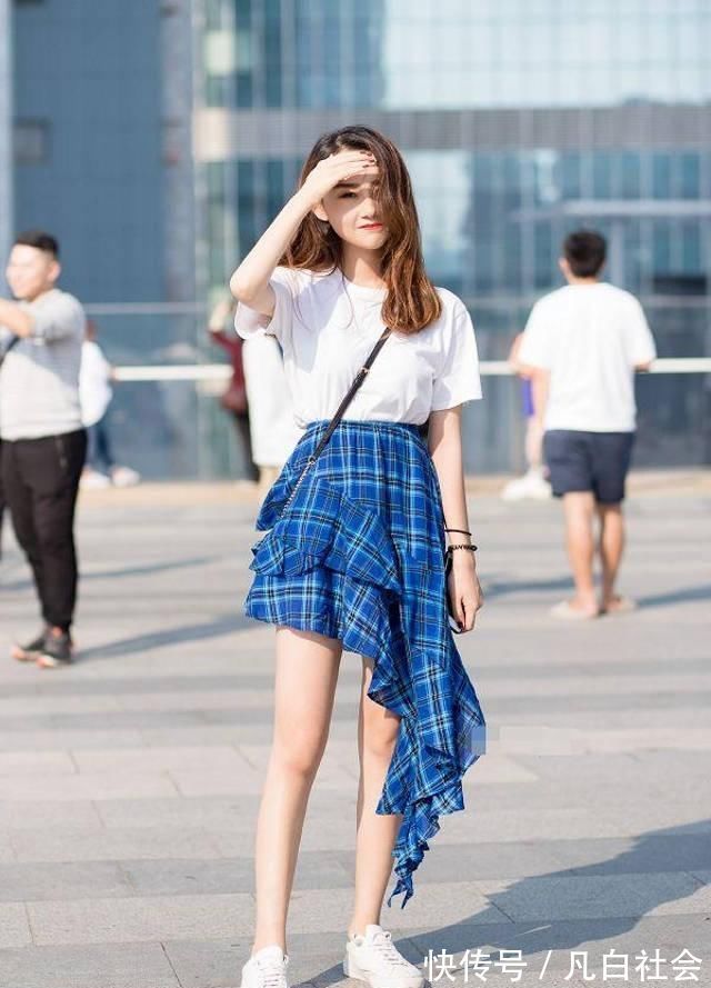 路人|路人街拍,小姐姐看起来非常的甜美活泼,穿衣打扮非常有青春范