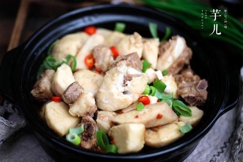 排骨|芋头烧排骨好吃有诀窍,多一步芋头白又粉,美味下饭,一盘不够吃