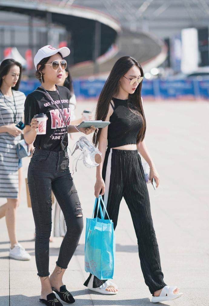 街拍:轻装出行的美女,身材气质真的无话可说