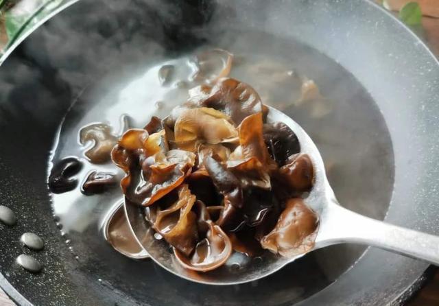凉拌木耳|这菜千万不要隔夜吃,比喝酒的危害还要大,为了健康,一定要重视