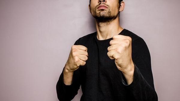  小鬼|一句俗语“两腮无肉，小鬼难斗”，有道理吗？