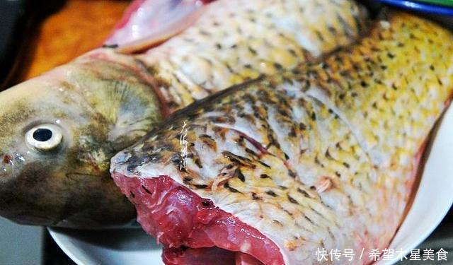 米饭|鱼刺容易卡喉咙,别再喝醋吞米饭,简单一招,让鱼刺自己跑出来!