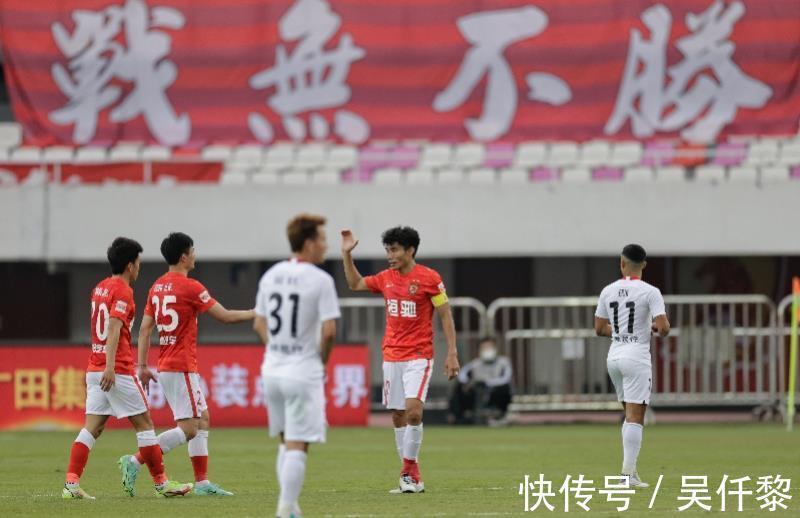 凌杰|广州球迷场外助威!41岁郑智打满全场,18岁凌杰首发建功