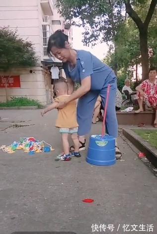家长|奶奶式带娃引围观，只用一根扫把降服“熊孩子”，比年轻人还会玩