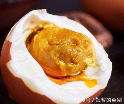 腌咸鸡蛋时，只放盐就错了，学会“这5个”步骤，鸡蛋起沙又流油