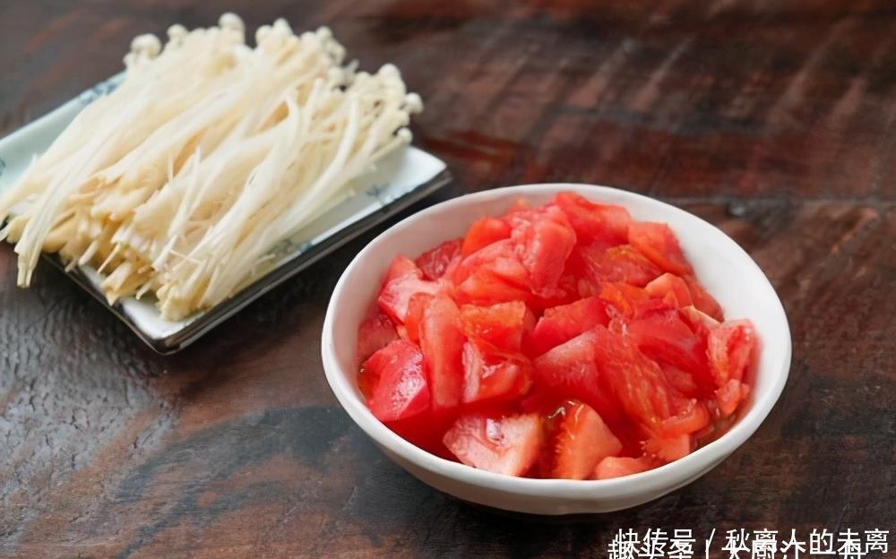 家人|天冷了要多吃金针菇,教你饭店秘制做法。酸辣开胃,家人抢着吃