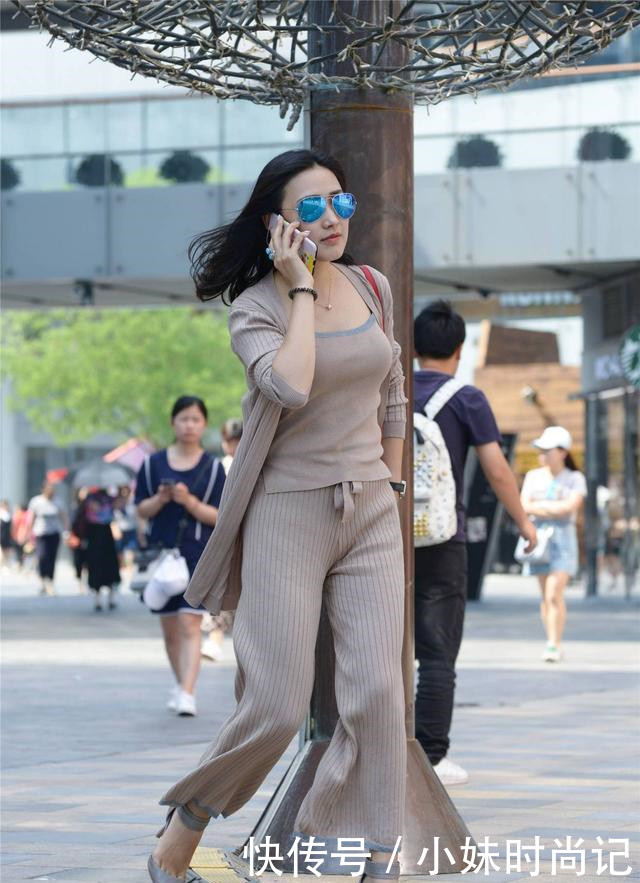 气质|街拍:九分宽松长裤,要走出优雅气质,还是要穿着尖头细跟鞋