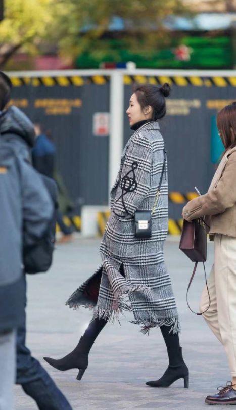 红色|街拍:白色衬衫+大红色长裙,小姐姐太会穿搭,红裙太吸引眼球了