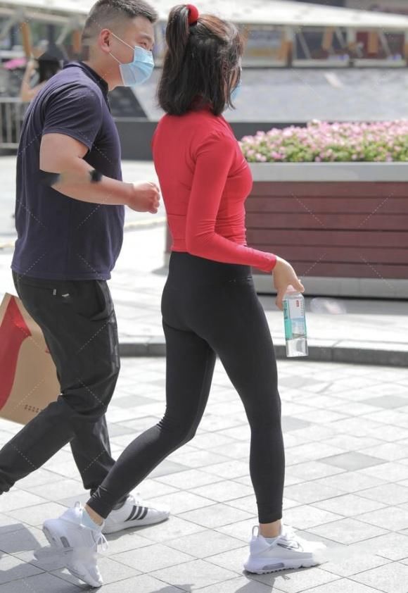 红色打底衫配黑色健美裤，修身显瘦又有气质，穿出了生活新风尚