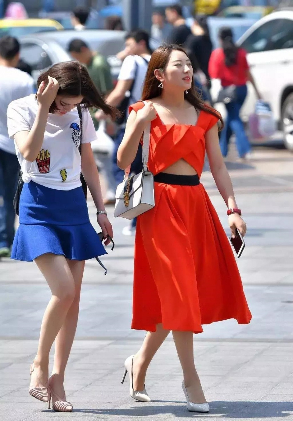 长裙 街拍: 橘红长裙性感美妇很是亮眼, 蓝色短裙性感美妇气质也不差!