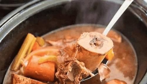 炖肉、炖骨头汤时,切记不要放“此物”,不然肉有臭味,汤还难喝