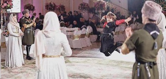 富豪|富豪新娘身着270万婚纱,宛若天仙,多少女孩的梦啊!