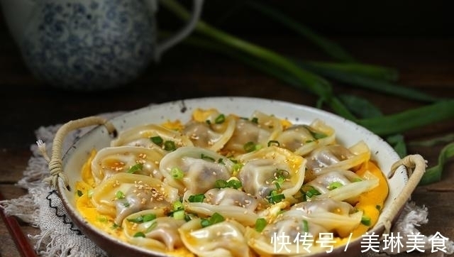 吃饺子不用水煮,加鸡蛋煎一煎,营养翻倍味道好,孩子天天点名要