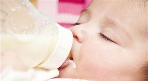喂奶|爸妈睡太沉,没有给宝宝喂奶,半夜宝宝醒来的动作太暖心
