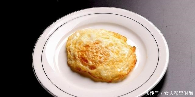 煎荷包蛋是凉油下锅还是热油下锅大厨教你这样做，不粘锅口感嫩