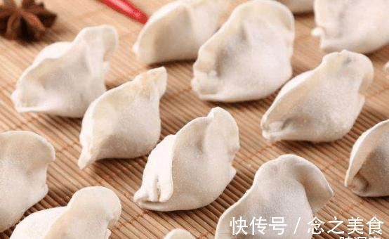 速冻水饺|超市里很便宜一袋的速冻水饺是怎么做的?人工的吗?