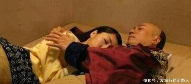 见到|溥仪出狱来到一处破庙, 庙里人见到他后 嘴里喊着万岁爷磕头不止！