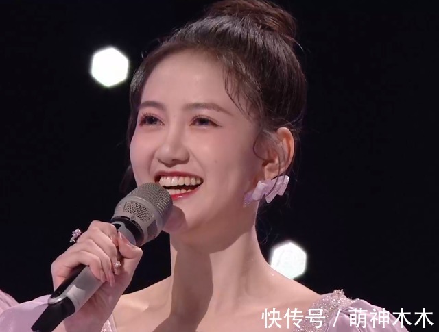 湖南台新主持跨年亮相即翻车，找不到镜头不会接话，何炅都带不动