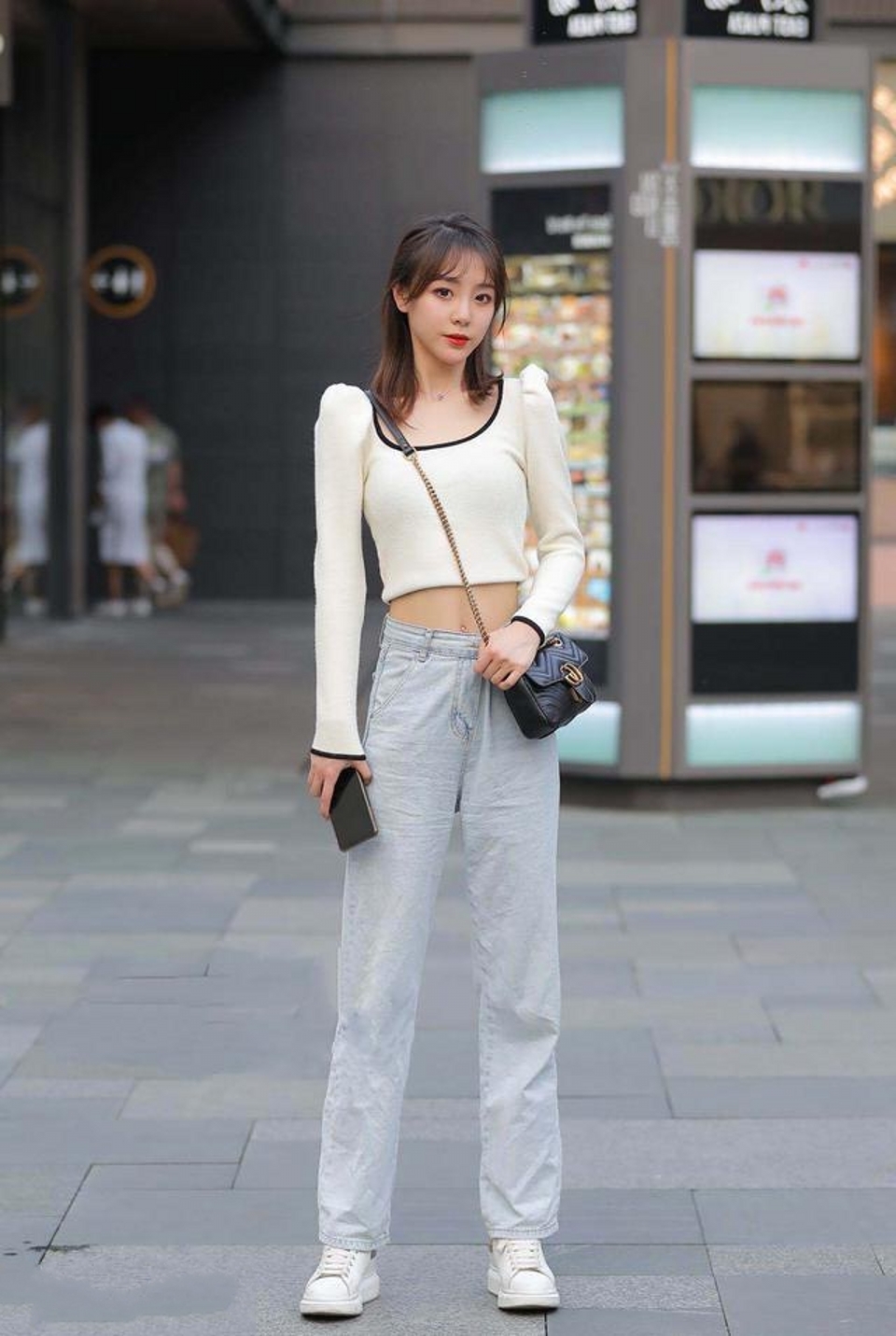 开衩裙非常经典,吸引眼球,演绎出时尚女神的气质感