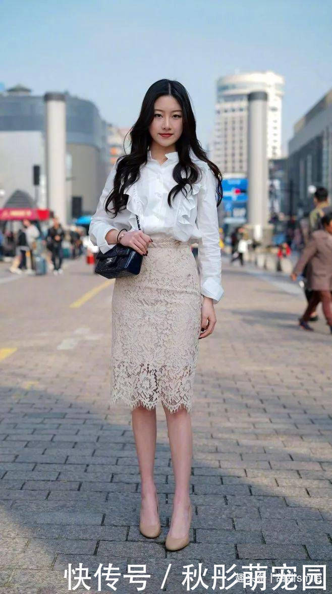 尖头高跟鞋 美女一双白色的尖头高跟鞋穿搭在脚上,走出迷人的姿态