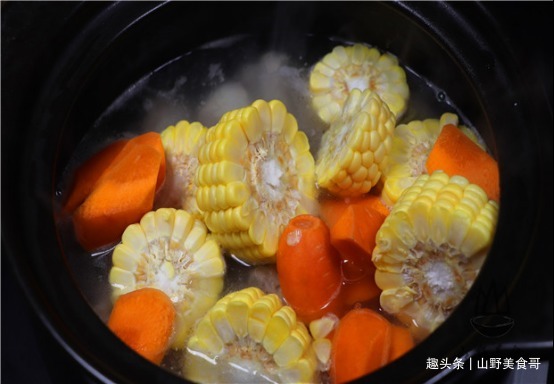 排骨焯水后，为什么又腥又柴看大厨操作才知道，原来一直错水