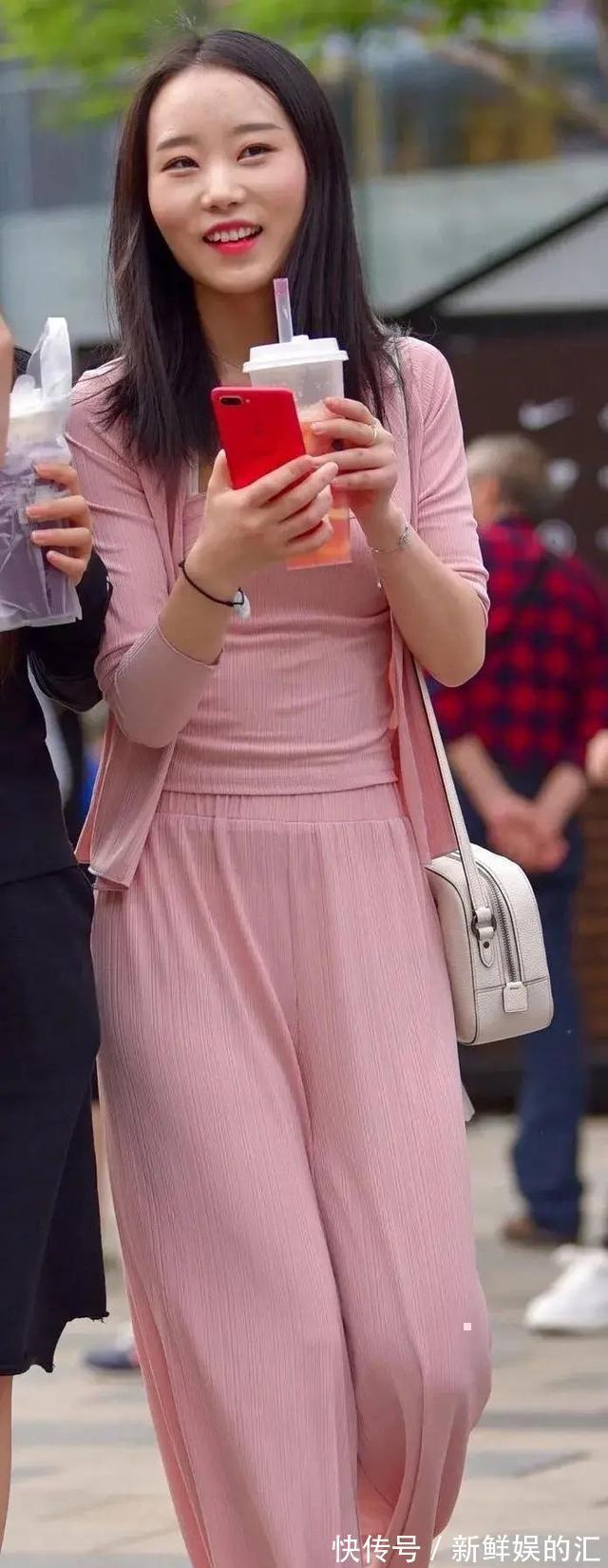 黄色系 舒适百搭的打底裤衬出美丽的自信感,显得腰细腿长,穿出大气