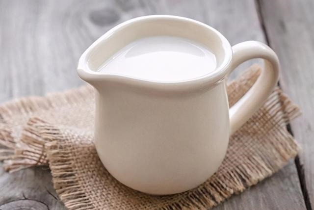 央视|这种保温杯已遭央视曝光,倒入热水变毒水,不少家长仍在购买