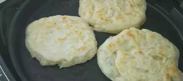 筷子|早餐饼的新吃法，不揉面不擀面，筷子一搅，比包子油条好吃，真香