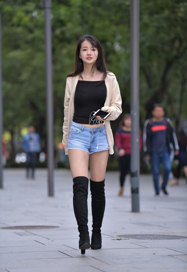 长筒靴|美女街拍:冬季穿搭做“减法”,短裤搭配长筒靴,让你清新又有型!